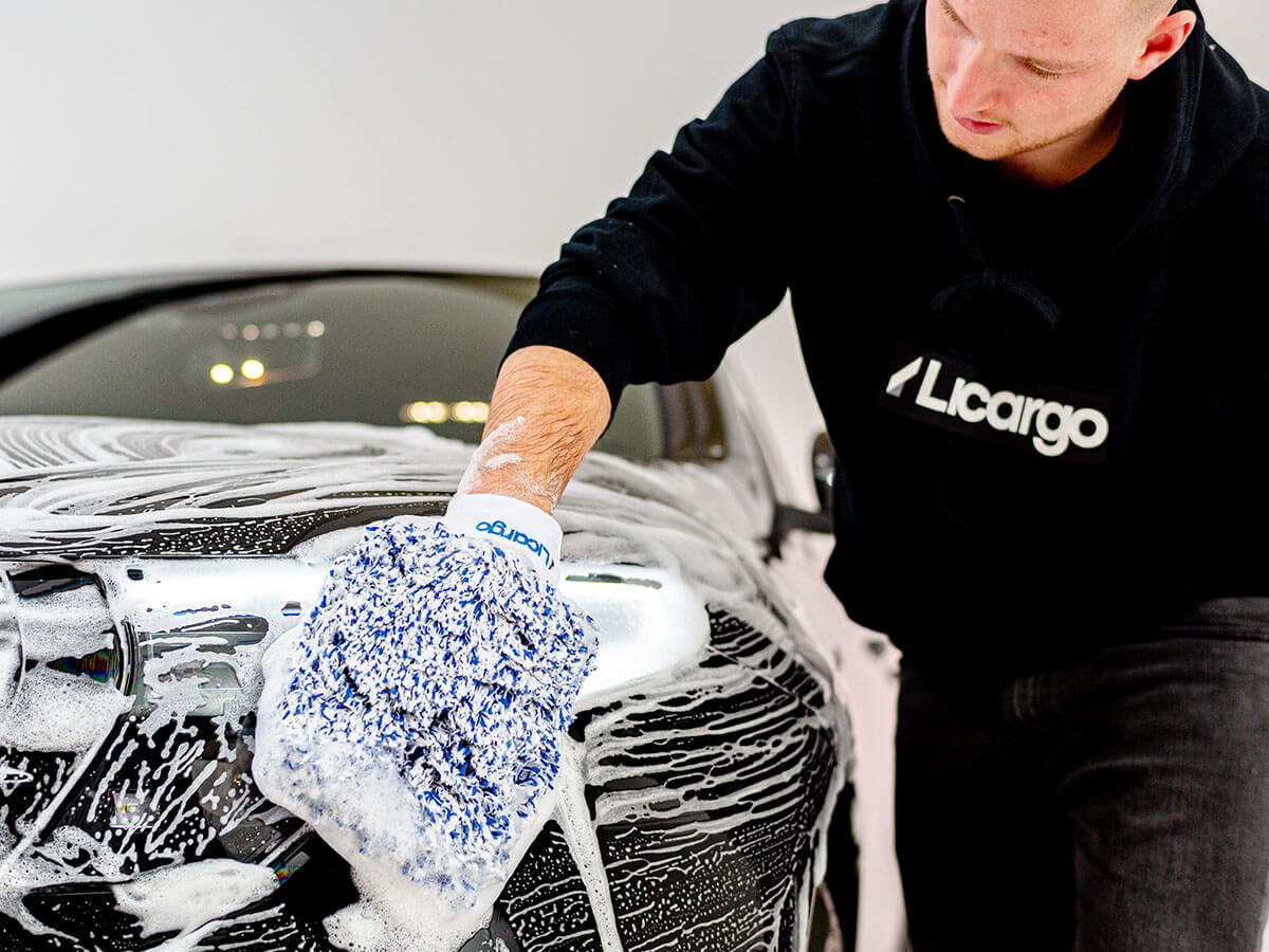Waschhandschuh entfernt Dreck und Schmutz von Auto