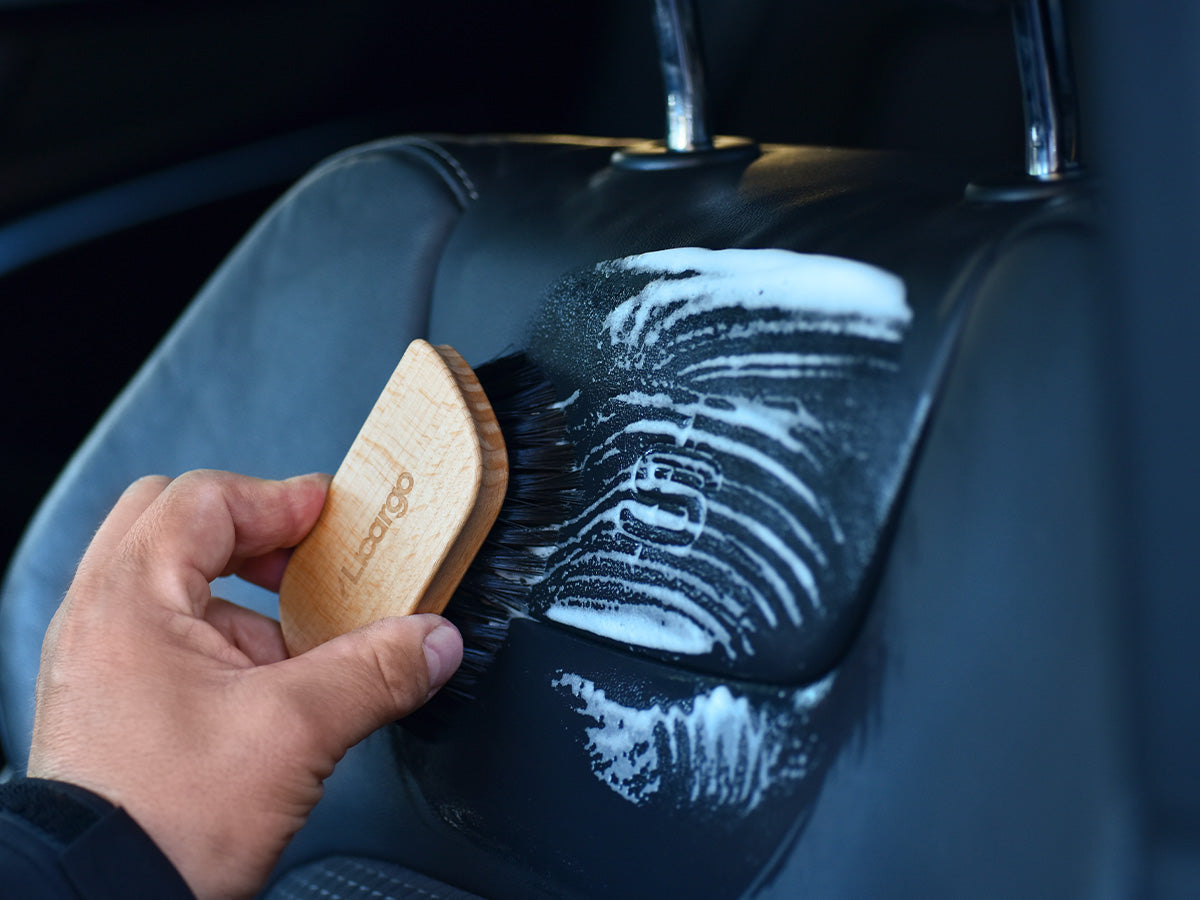 Licargo Lederreinigungsschaum bei der Anwendung mit der Leder- und Polsterbürste
